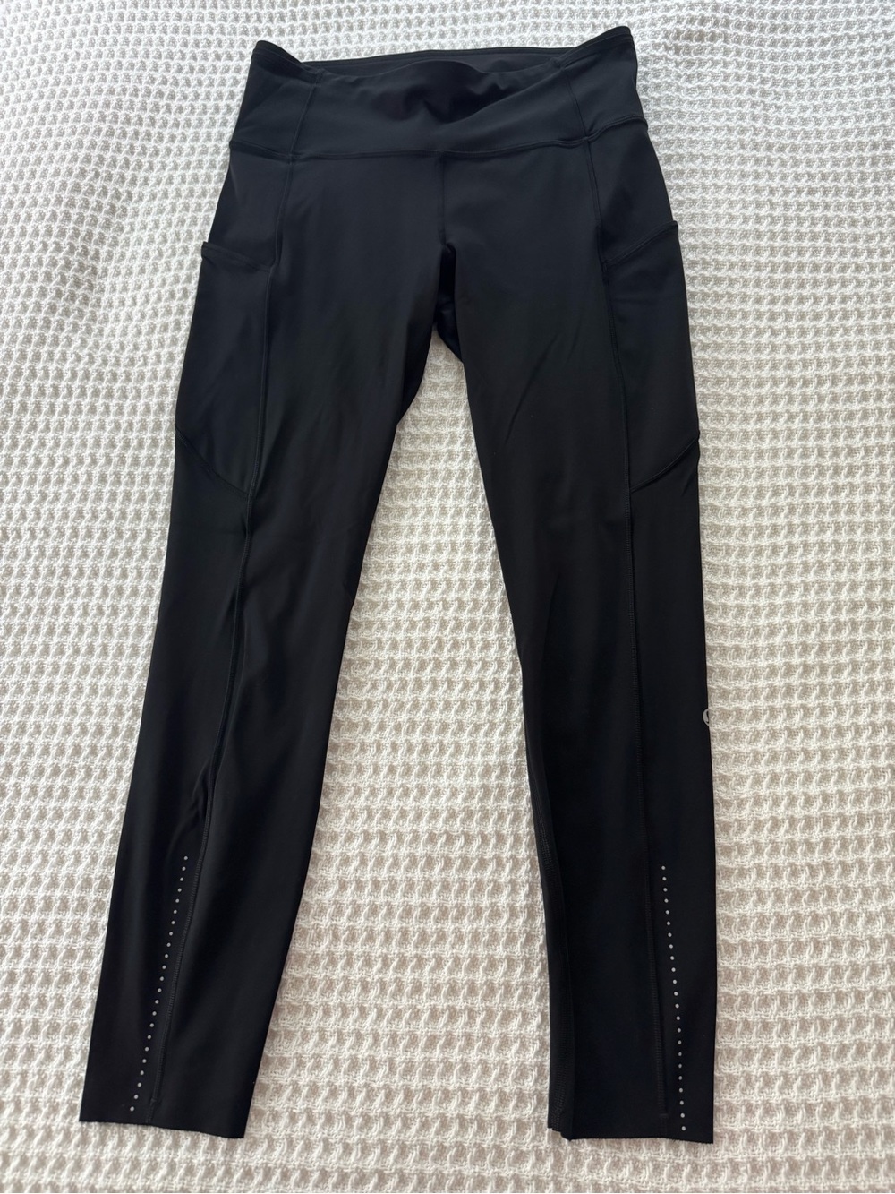 Lululemon fast and free 24 inch black running leggings , side pockets, size 4